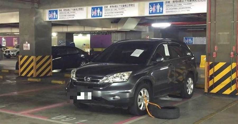 花大錢買車位~被鄰霸佔還嗆「上班又不會停」總幹事出面「充當和事佬」網友笑岔：沒在客氣的
